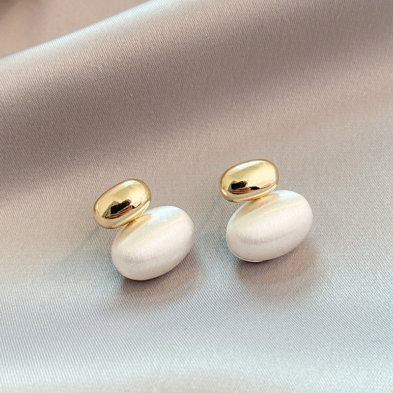Exclusive Oval Pearl Earrings in Gold